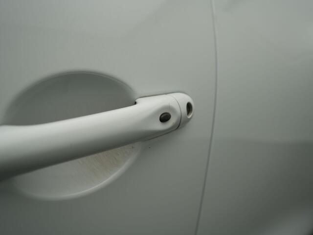 Renault CLIO TCe 90 Limited - RIJKLAARPRIJS - Cruise Control - Lichtmetalen velgen - DAB - Navigatie