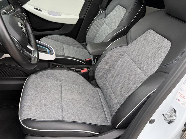 Renault CLIO 1.6 E-Tech Hybrid 140 First Edition / Clima / Camera / Navigatie / 17" LM velgen / Trekhaak