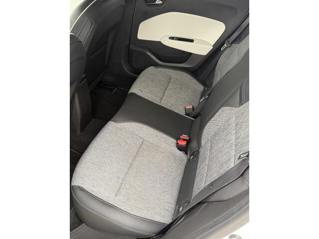 Renault CLIO 1.6 E-Tech Hybrid 140 First Edition / Clima / Camera / Navigatie / 17" LM velgen / Trekhaak