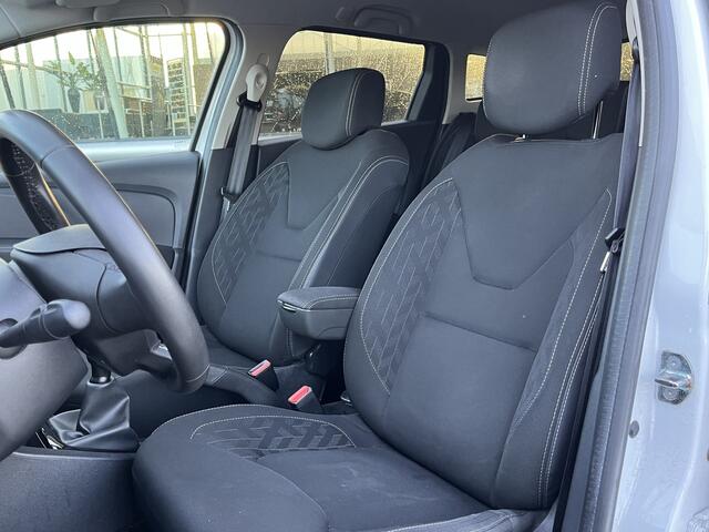 Renault CLIO Estate 0.9 TCe Limited / Apple Carplay - Android Auto / Parkeersensoren. Achter / Airco / 16'' LMV /