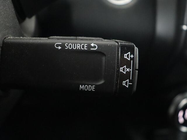 Renault CLIO 1.6 E-Tech Hybrid 140 Intens | Stoelverwarming | Camera | Carplay | Stuurverwarming | Half leder | Full LED | Navigatie | Climate control | Cruise control | Parkeerhulp