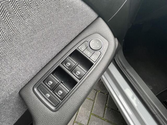 Renault CLIO 1.6 E-Tech Full Hybrid 145 techno / AUTOMAAT / ACHTERUITRIJCAMERA / PARKEERSENSOREN / STOEL + STUUR VERWARMING / CRUISE CONTROL