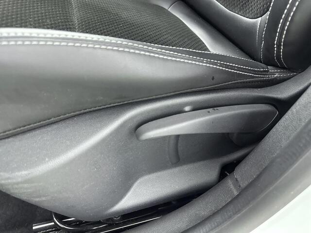 Renault CLIO 0.9 TCe Intens 90PK | Navigatie | Achteruitrijcamera | Keyless | Half-Lederen Bekleding | Climate Control | Lichtmetalen Velgen