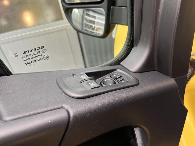 Renault MASTER T28 2.3 dCi 135 L1H1 Airco Cruise controle Trekhaak 2500kg trekgewicht Achteruitrijcamera Schuifdeur 3-Persoons Euro 6 Navigatiesysteem Telefoonverbinding 1e eigenaar