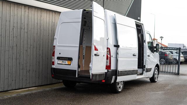 Renault MASTER T35 2.3 dCi 135 L2H2 Comfort | Camera | Vloerplaat | Navigatie | Parkeersensoren