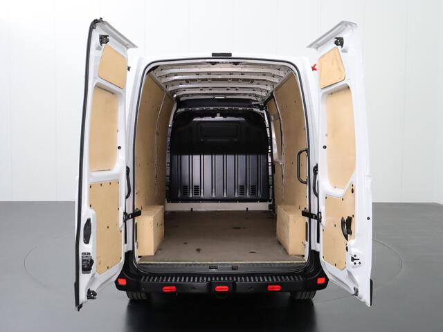 Renault MASTER 2.3DCi 150PK L3H2 Special Edition | Navigatie | Camera | 3-Persoons | Betimmering