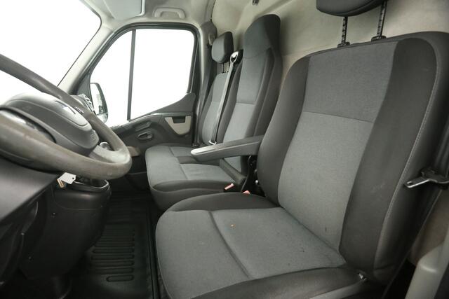 Renault MASTER T35 2.3 dCi L2H2 146PK Airco 2xSchuifdeur Cruise Camera Trekhaak PDC 3 Persoons Elektrpakket