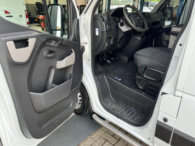 Renault MASTER T35 2.3 dCi L2H2 Airco Cruise controle Kastinrichting Trekhaak 2500kg Trekgewicht Schuifdeur Zijruit rechts Euro 6 Bpm vrij !!1e eigenaar Dealer onderhouden Ook ideaal voor ombouw naar camper