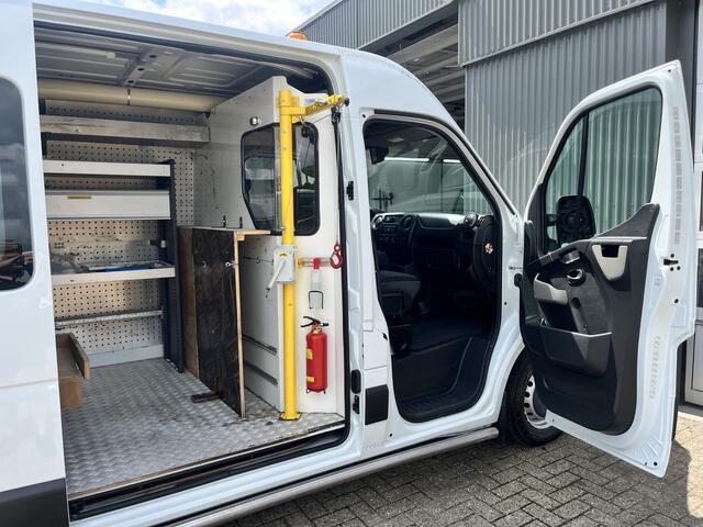 Renault MASTER T35 2.3 dCi L2H2 Airco Cruise controle Kastinrichting Trekhaak 2500kg Trekgewicht Schuifdeur Zijruit rechts Euro 6 Bpm vrij !!1e eigenaar Dealer onderhouden Ook ideaal voor ombouw naar camper