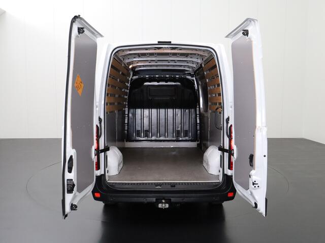 Renault MASTER 2.3DCi 135PK L2H2 Work Edition | Navigatie | Camera | Airco | 3-Persoons | 2500Kg Trekhaak