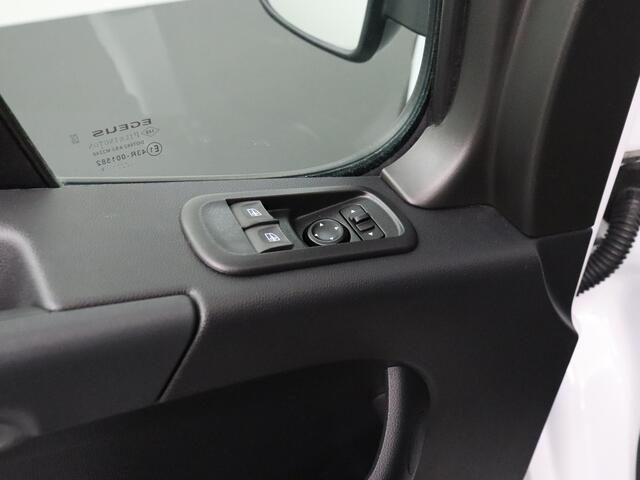 Renault MASTER 2.3DCi 135PK L2H2 Work Edition | Navigatie | Camera | Airco | 3-Persoons | 2500Kg Trekhaak