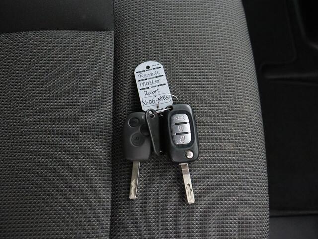 Renault MASTER 2.3DCI 135PK L2H2 | Werkplaats/Kastinrichting | Navigatie | Camera | Trekhaak | 3-Persoons | Cruise