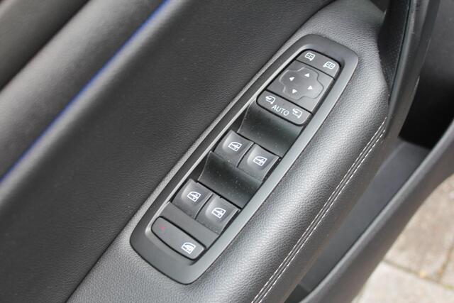 Renault MEGANE Estate 1.3 TCe Intens 140 pk Navigatie, Cruise control, stoel/stuur verw., Clima,17LMV