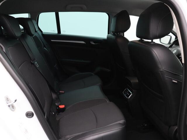 Renault MEGANE Estate E-Tech Plug-In Hybrid 160pk Intens | BOSE Premium audio | Achteruitrijcamera | 88% accu score | Parkeersensoren voor/achter | Head up Display