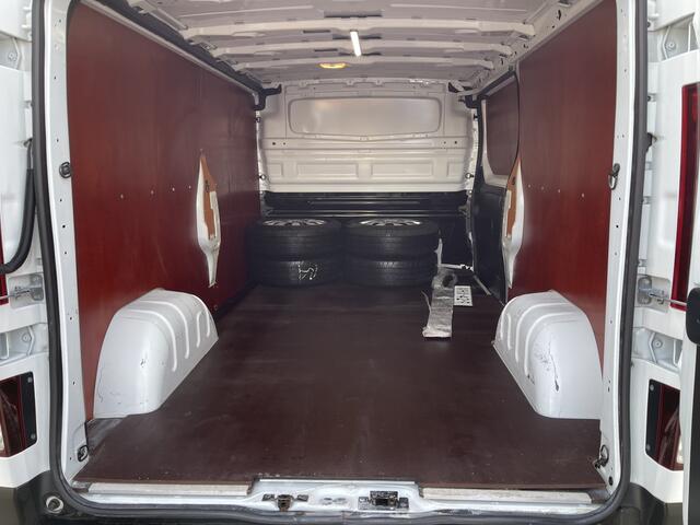 Renault TRAFIC 2.0 dCi 120pk T29 L2H1 Comfort / vaste prijs rijklaar ¤ 20.950 ex btw / lease vanaf ¤ 375 / 17 inch velgen / trekhaak / airco / cruise / camera / navi / euro 6 diesel