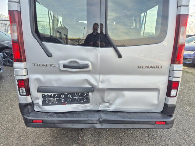 Renault TRAFIC 1.6 dCi passenger 8-pers 72.000km militair kenteken cvo airco cruise pdc achterschade Générique