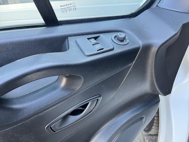 Renault TRAFIC 1.6 dCi 95 L1H1 2x Schuifdeur Kastinrichting Airco Cruise controle Kastinrichting 3-Persoons Telefoonverbinding Parkeersensoren achter Sitebars 1e eigenaar Euro 6 Dealer onderhouden