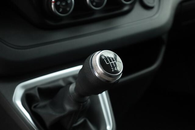 Renault TRAFIC 2.0 dCi 130pk Dubb.Cab. | L2H1 | 6 pers. | Airco | PDC | Trekhaak | Zilver met. | CarPlay