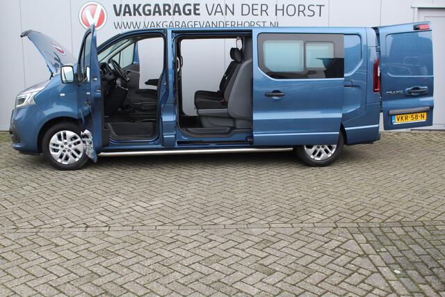 Renault TRAFIC 2.0-145pk dCi T29 L2H1 dubb. cabine Comfort. Erg nette Renault Trafic mèt dubbele cabine. Bijrijdersstoel, camera, LED verl., navigatie, tel. voorb., cruise control, airco, metallic lak, schuifdeur li+re, LM wielen, side bars, laadruimte betimmerd, trekha
