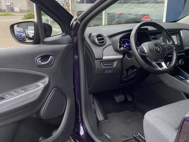 Renault ZOE R110 Life Carshare 52 kWh / 5-Deurs / Koop-Accu / 25.000 KM / Warmtepomp / 1e-Eigenaar / Cruise-Control / Climate-Control / Stoelverwarming / Stuurverwarming / Apple-Carplay & Android-Auto / Keyless / LED / DAB Radio-Bluetooth / Navi / PDC met Camera-Acht