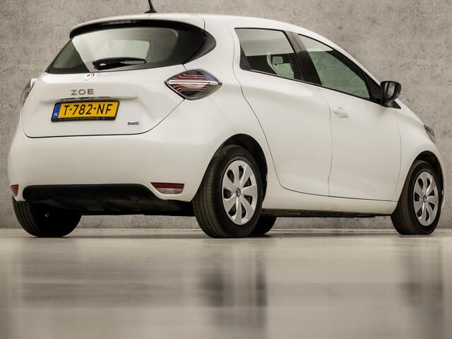 Renault ZOE R110 Life 52 kWh (ex Accu) Automaat (VIRTUAL COCKPIT, APPLE CARPLAY, KEYLESS, STOELVERWARMING, SPORTSTOELEN, LED KOPLAMPEN, CRUISE, DAB+, NIEUWE APK, NIEUWSTAAT)