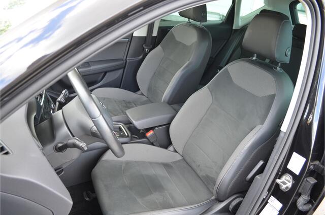 Seat ATECA 1.0 EcoTSI Virtual Cockpit | Carplay | a.Camera | LED koplampen | Metallic zwart | Getint glas | Climate | Cruise | LMV