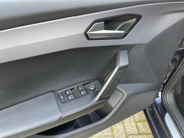 Seat LEON Sportstourer 1.5 eTSI FR Business 17"/Stoel + stuurverwarming/PDC/Apple Carplay & Android Auto/Keyless/Navigatie