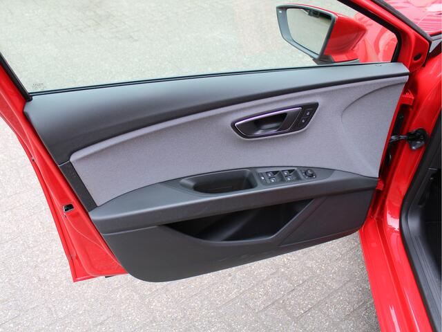 Seat LEON 1.5 TSI 150PK Style Ultimate Edition Automaat /NAVI/18'LM/Camera/Trekhaak/Stoelverwarming/PDC/Keyless/Lane assist/DAB+/NAP! 1e eig!