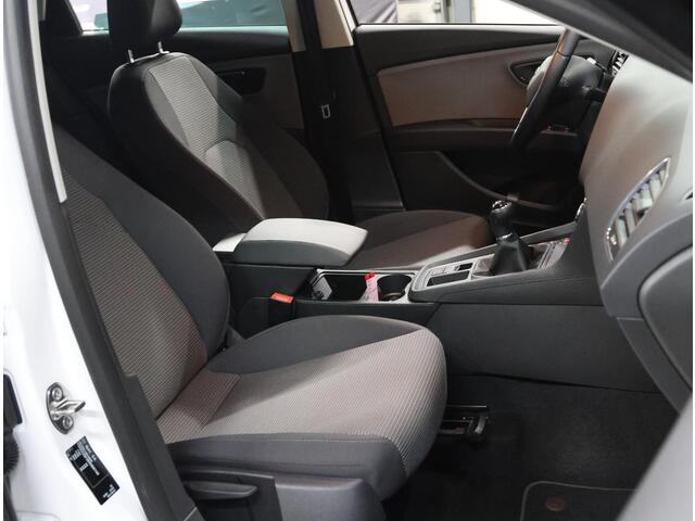 Seat LEON ST 116pk Style Intense | 1ste eigenaar | AppleCarPlay/AndroidAuto | Parkeersensoren VOOR+Achter | Armsteun | Keyless | Navigatie | Cruise Crontol | Climate | Privacy Glass | Isofix |