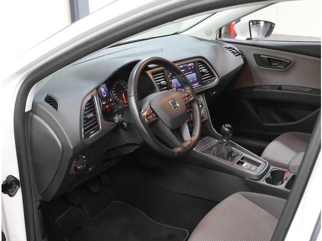 Seat LEON ST 116pk Style Intense | 1ste eigenaar | AppleCarPlay/AndroidAuto | Parkeersensoren VOOR+Achter | Armsteun | Keyless | Navigatie | Cruise Crontol | Climate | Privacy Glass | Isofix |