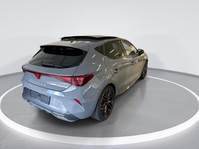 Seat LEON 1.5 TSI 204pk DSG e-Hybrid VZ Performance · Panoramadak · Camera · Keyless · Dodehoek Detectie · Sennheiser Audio · Elek. Voorstoelen · Carbon Spiegelkappen · 19'' Inch · Garantie t/m 02-02-2030 of 100.000km