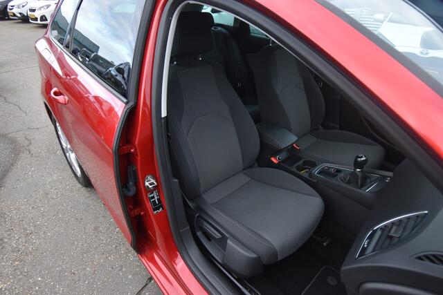 Seat LEON ST 1.6 TDI Style Business Intense , TREKHAAK , CLIMATR , CR CONTR , PDC V+A , NAVI ,