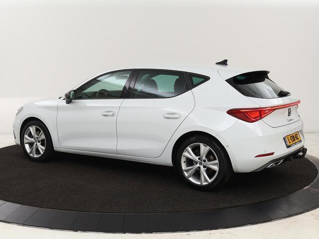 Seat LEON 1.5 eTSI FR Intens | Stoel & stuurverwarming | Trekhaak | Adaptive cruise | Navigatie | Parkeerhulp | Full LED