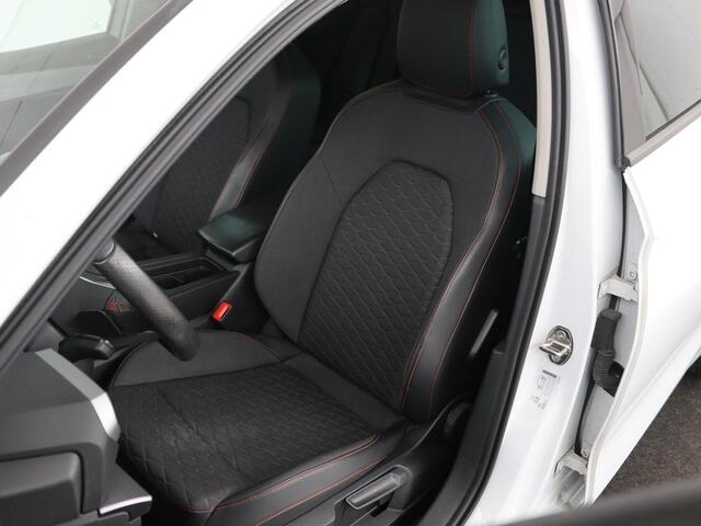 Seat LEON 1.5 eTSI FR Intens | Stoel & stuurverwarming | Trekhaak | Adaptive cruise | Navigatie | Parkeerhulp | Full LED