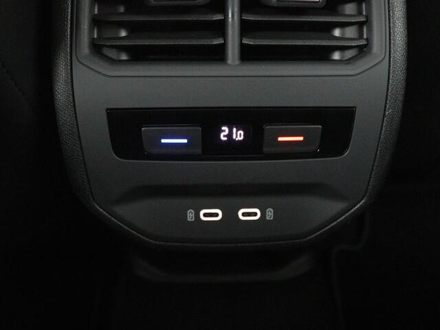 Seat LEON 1.5 eTSI FR Intens | Stoel & stuurverwarming | Trekhaak | Adaptive cruise | Navigatie | Parkeerhulp | Full LED