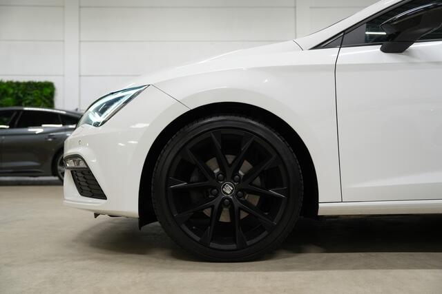 Seat LEON 1.5 TSI FR Black Matt DSG * Pano - Virtual - 18" - App - LED *