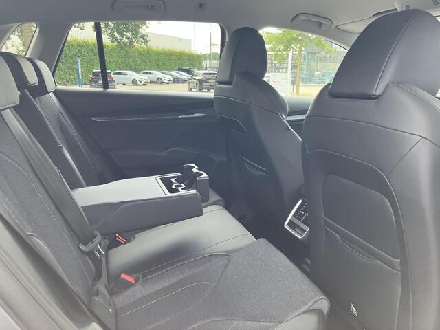 Skoda Elroq 85 Business Edition Tour 286 PK | Trekhaak | Business Upgrade Clever | 19" lichtmetalen velgen | Navigatie | ¤ 2.950 Tourvoordeel |
