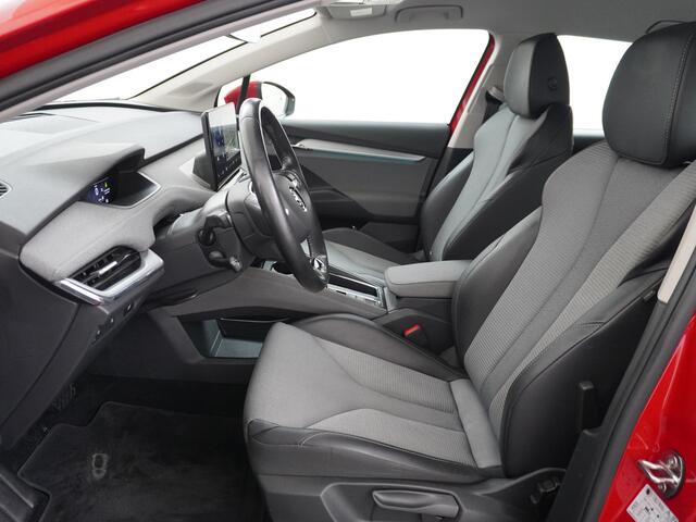 Skoda Enyaq iV 60 180pk Trekhaak Apple Carplay Android Auto Cruise Control Camera Navi Led Lmv 19" PDC 3-zone-Ecc Stoel+Bank-Verwarmd Keyless Rijstrooksensor Virtual Cockpit Bluetooth Park-assist memory Connected services 1e Eigenaar Nieuwprijs ¤48.450,- Trekgewicht 1.0