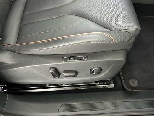 Skoda Enyaq iV 80 204pk Founders Edition Black 204pk Warmtepomp Leder Trekhaak 360Camera Massage Panoramadak Navigatie