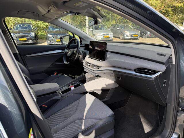 Skoda Enyaq iV 80 (204PK) ACCU 93%! BEREIK 537KM GARANTIE 4-2031 . NAVIGATIE . STUURWIEL VERWARMD . PARKEERSENSOREN VOOR & ACHTER .