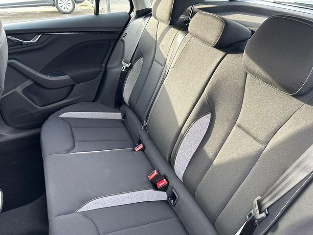 Skoda Kamiq Selection 1.0 TSI 85 kW / 115 PK SUV 6 versn. Hand | Trekhaak | Inruilpremie 1500,- | Privatelease 399,- Per maand!!