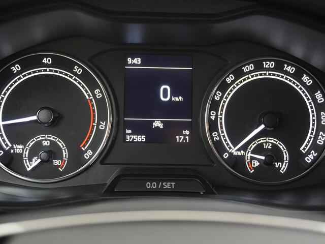 Skoda Kamiq T 111pk Smartlink Usb Pdc CruiseControl Ecc Dakrails Led Lane/Front-Assist Isofix Dab 4xElek.Ramen VerwarmdeSpiegels Aut.Verlichting VerstelbareStoelen/Stuur 16''LM NL-auto Hoge Instap Ambition 1.0 TSI