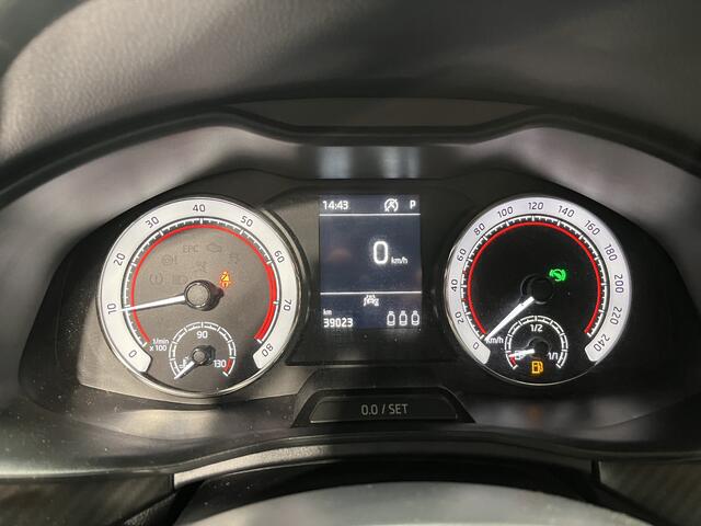 Skoda Kamiq 1.0 TSI Monte Carlo / AUTOMAAT/ PARK. SENSOREN/ CRYSTAL LIGHTING/ STOEL-STUURVERWARM./ SMARTLINK/ CLIMA/ DAB