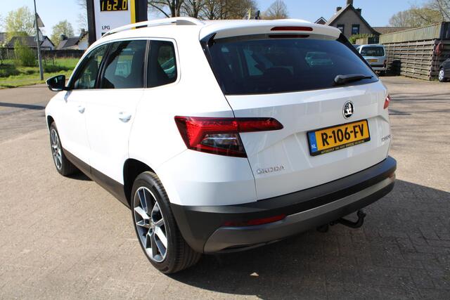 Skoda Karoq 1.5 TSI RS Sport NAVI groot, Apple/Android auto, Cruise Control, Parksens. V en A, Leder, 18" LMV, airco