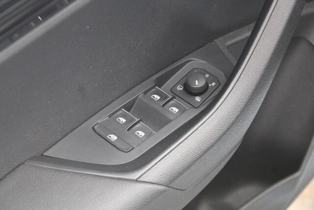 Skoda Karoq 1.5 TSI RS Sport NAVI groot, Apple/Android auto, Cruise Control, Parksens. V en A, Leder, 18" LMV, airco