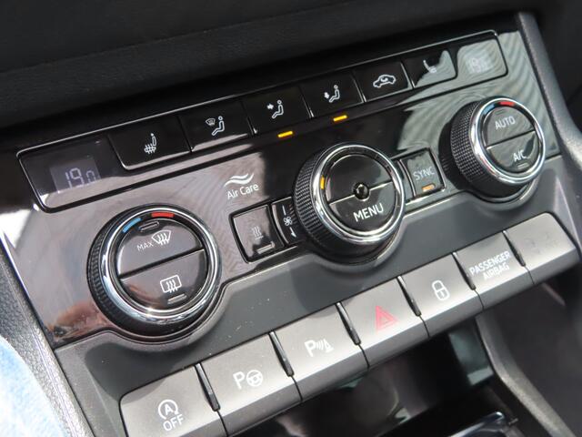 Skoda Karoq 1.5 TSI ACT Style DSG | Leder | trekhaak | camera | Pano dak | stoel + stuurwielverwarming | elektrisch verstelbare stoel met geheugen