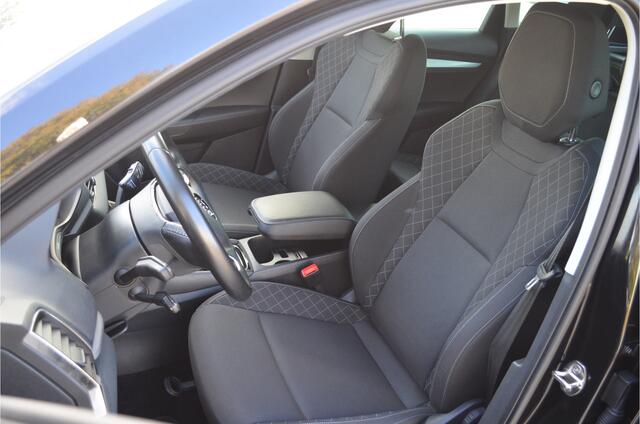 Skoda Karoq 1.5 TSI ACT Business Edition Carplay | Trekhaak wegklapbaar | Adaptive cruise | Navi | DSG