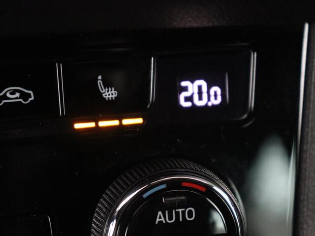 Skoda Karoq 1.5 TSI Sportline | Trekhaak | Stoelverwarming | Camera | Carplay | Virtual Cockpit | Sportstoelen | Navigatie | Full LED | Parkeerhulp | Sfeerverlichting | Climate control | Cruise control