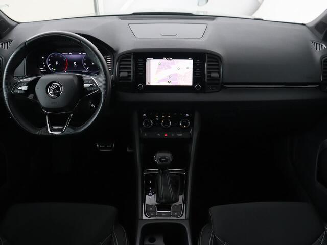 Skoda Karoq 1.5 TSI Sportline | Trekhaak | Stoelverwarming | Camera | Carplay | Virtual Cockpit | Sportstoelen | Navigatie | Full LED | Parkeerhulp | Sfeerverlichting | Climate control | Cruise control
