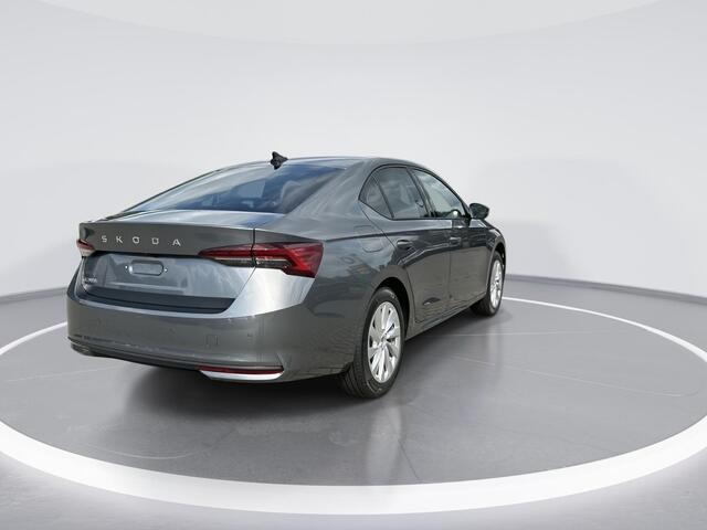 Skoda OCTAVIA First Edition 1.5 TSI m-HEV 85 kW / 115 pk Hatchba ck | metallic lak | licht metalen velgen | 2000,- iruilvoordeel